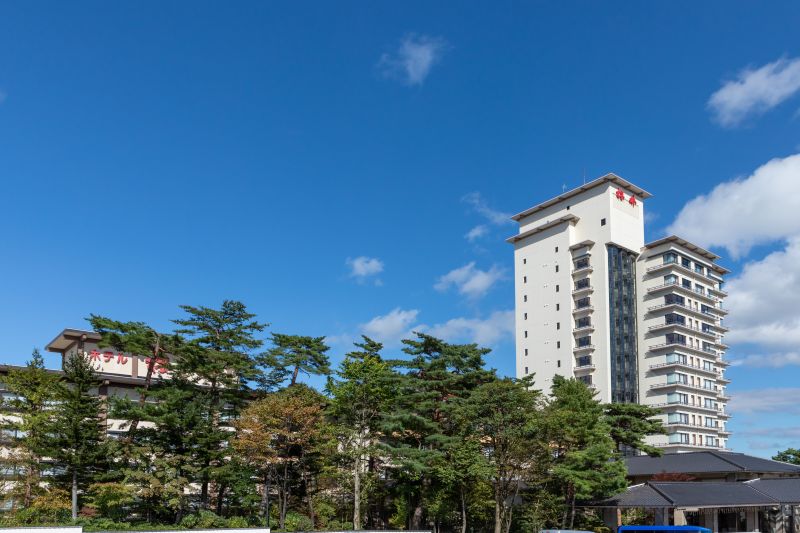 左側が本客殿・右側が新客殿の建物